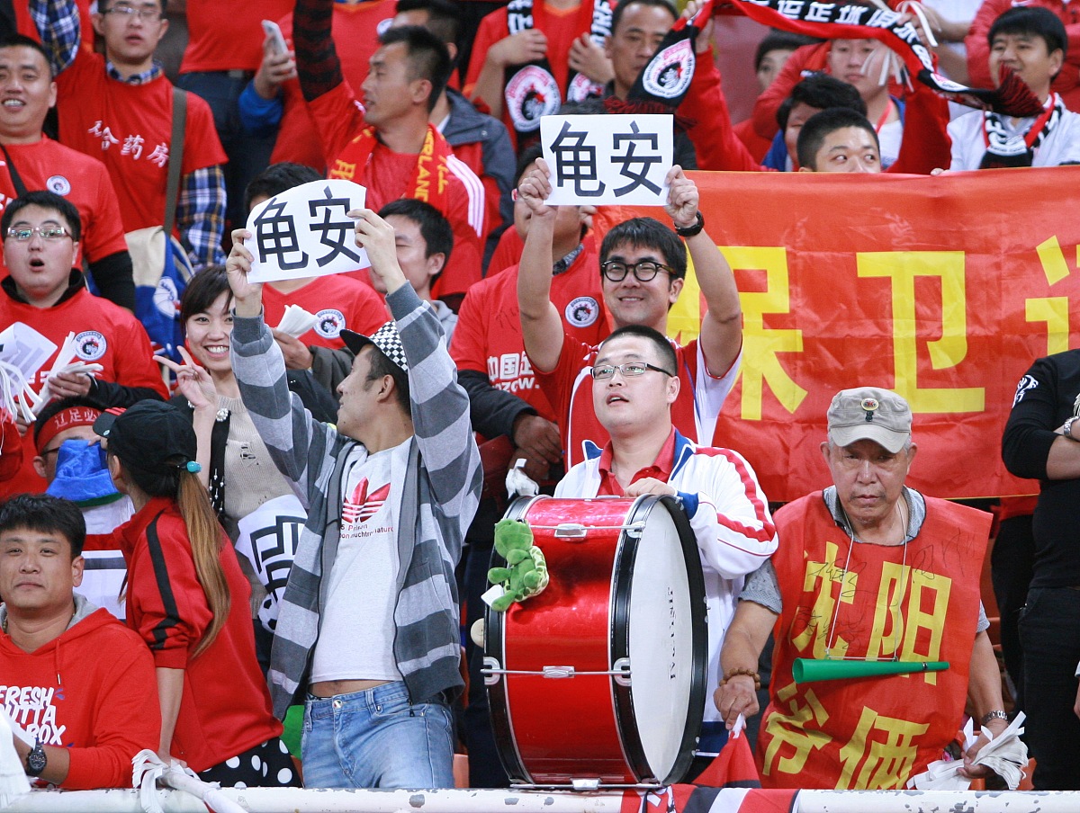 现场观战球迷情绪高涨，球队备战全力以赴