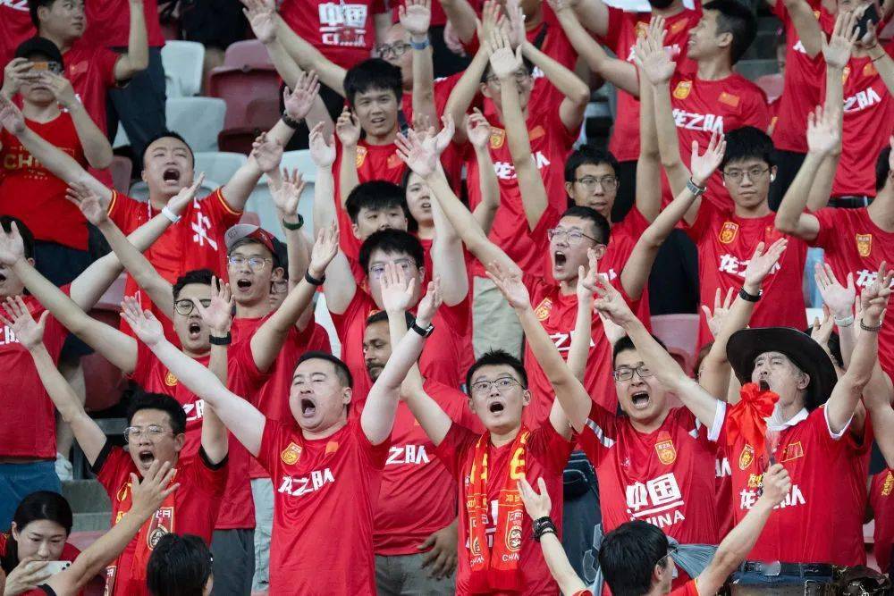 足球聚焦十分盛大赛事，球迷狂热支持的简单介绍