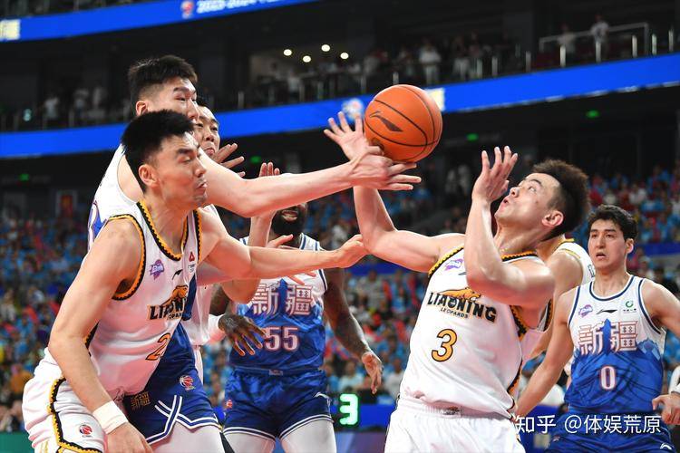 米兰体育平台登录入口-篮球场上球员实力强劲，对战激烈不凡