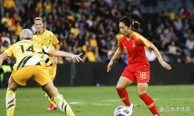 米兰体育app下载-国际足坛女运动员在对决中展现精湛传球